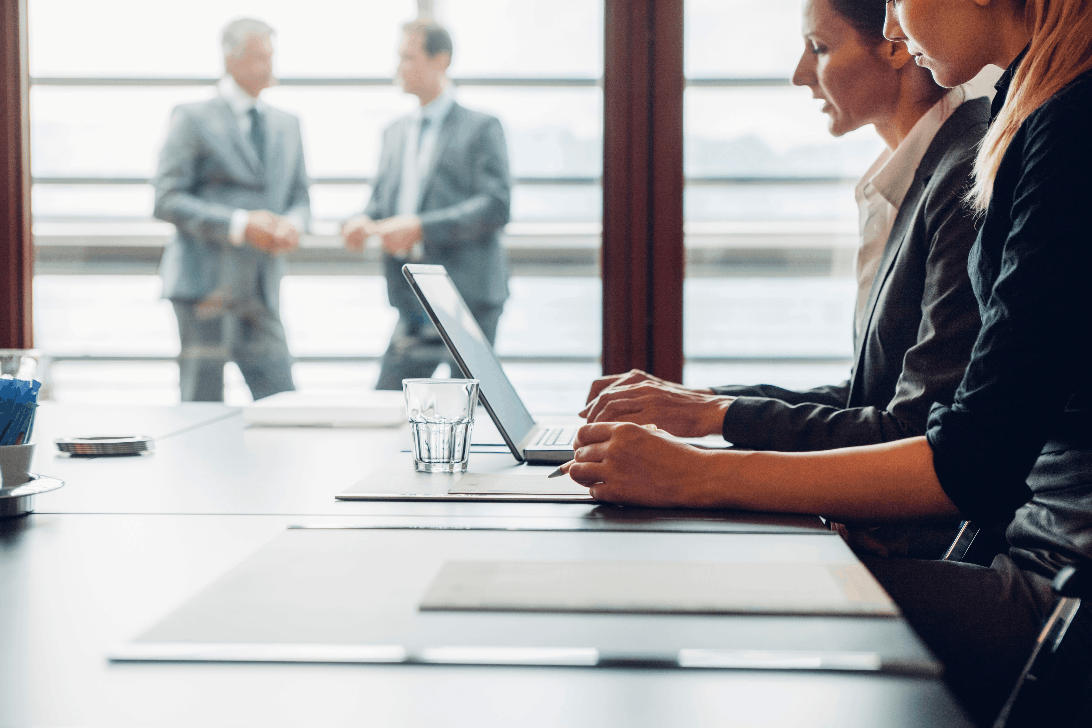 Nippy Marketer PR professionals working with MRM and PR email compressed Nippy Marketer PR-Fachleute, die mit MRM und PR-E-Mails arbeiten – komprimiert